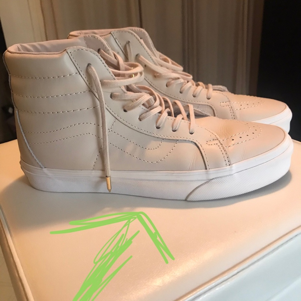 Men’s 6.5 women’s 8.0 Vans Sk8-hi tops.